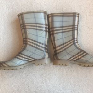 Burberry blue rainboots